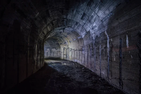 Tunneln i övergiven sovjetisk bunker. Vänd tunneln — Stockfoto
