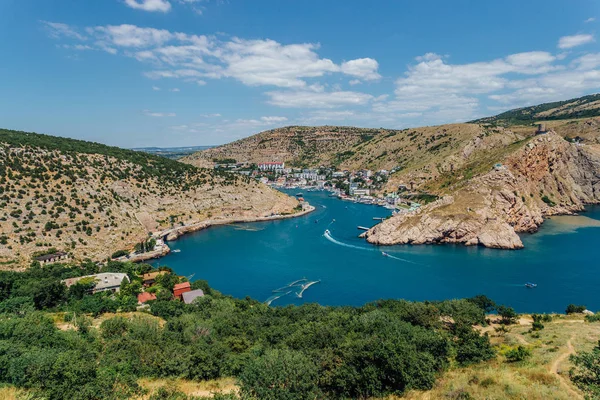 Vacker utsikt över sommar Svarta havet och Balaklava Bay. Panora — Stockfoto