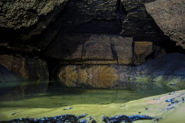 Mina de piedra caliza abandonada inundada sucia oscura — Foto de Stock