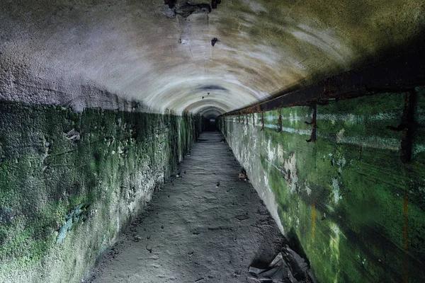 Túnel búnker abandonado con muros de hormigón — Foto de Stock