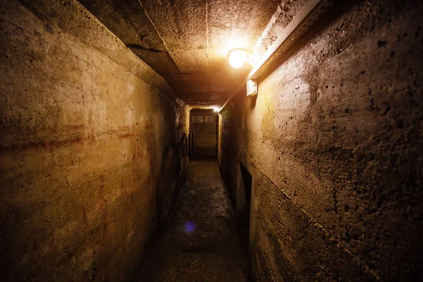 Corredor oscuro del viejo búnker soviético subterráneo bajo ar militar — Foto de Stock