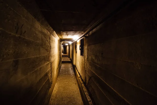 Corredor escuro do velho bunker militar soviético subterrâneo sob ar — Fotografia de Stock