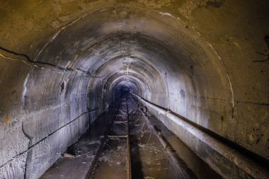 Boru ve dar-g ile terk sular altında yeraltı maden tüneli