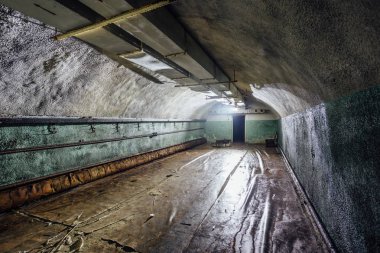 Büyük bir terk edilmiş Sovyet sığınağında yeraltı hastanesi