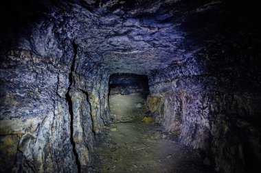 Terk edilmiş ve çökmüş kumtaşı veya kireçtaşı madeni