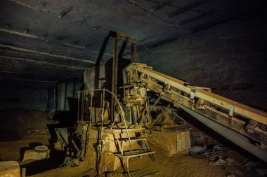 Terk edilmiş kireçtaşı madeni. Eski paslı taş çatlama ve yükleme e