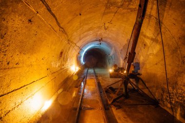 Bir vinç ile terk edilmiş yuvarlak yeraltı teknik maden tüneli a