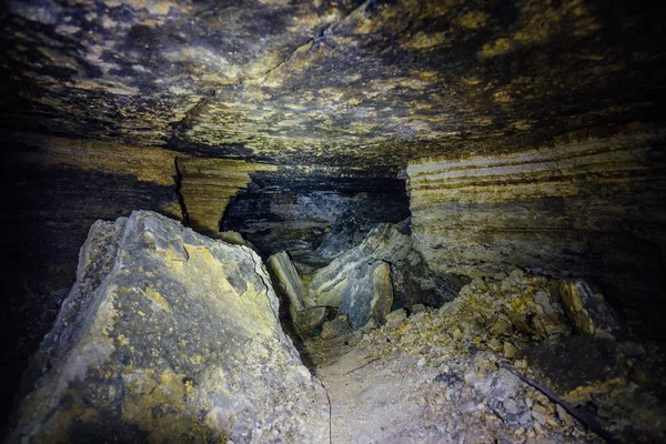 Mina de arenisca o piedra caliza abandonada y colapsada — Foto de Stock