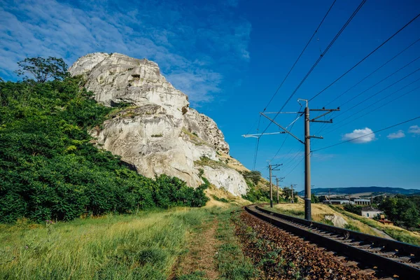 Kayaların arasında eski demiryolu. Demiryolu uçurum boyunca uzanır. — Stok fotoğraf