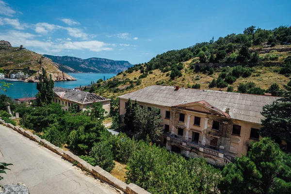 Edifici abbandonati in rovina a Balaklava, Crimea — Foto Stock