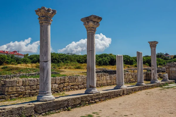 Gamla grekiska kolonner lämningar av gamla Byzantian basilika. Old Rui — Stockfoto