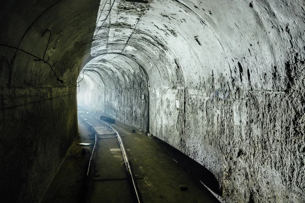 Tunnel de fret dans un bunker soviétique abandonné avec chemin de fer. Tourne le t — Photo