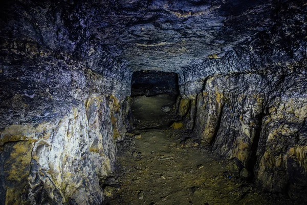 Opuštěný kamenený pískovec nebo vápencový důl — Stock fotografie