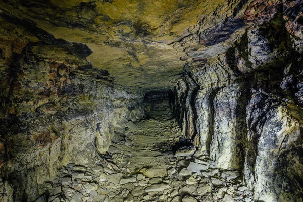 Mina de arenisca o piedra caliza abandonada y colapsada — Foto de Stock