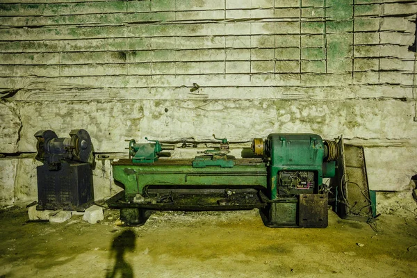 아반도의 오래된 산업용 공작 기계 및 녹슨 금속 장비 — 스톡 사진