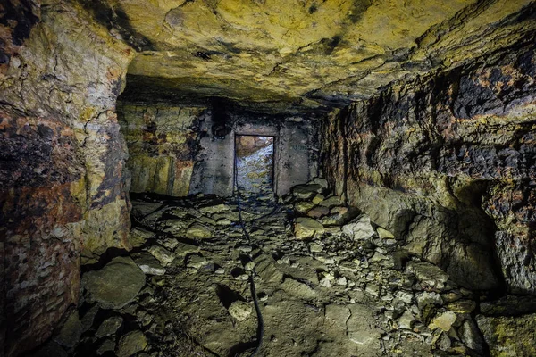Mina de arenisca o piedra caliza abandonada y colapsada — Foto de Stock