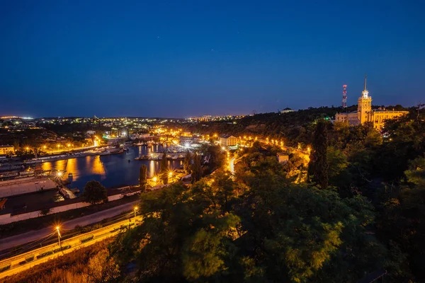 Vista aerea notturna di Sebastopoli, Crimea. Porto, navi da carico — Foto Stock