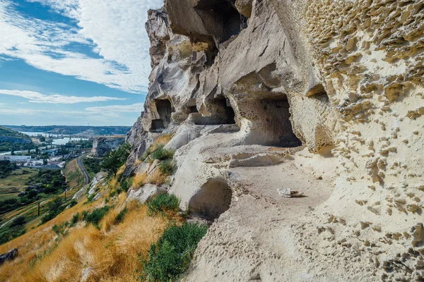 Das zerstörte Kloster wurde in klösterliche Felshöhlen gehauen. Zagajtanskaja ro — Stockfoto