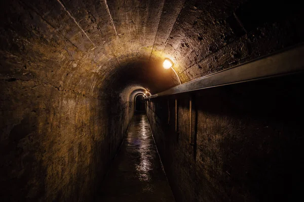 Corredor oscuro del viejo búnker militar soviético subterráneo bajo ar — Foto de Stock