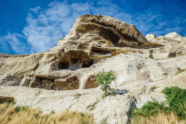 Das zerstörte Kloster wurde in klösterliche Felshöhlen gehauen. Zagajtanskaja ro — Stockfoto