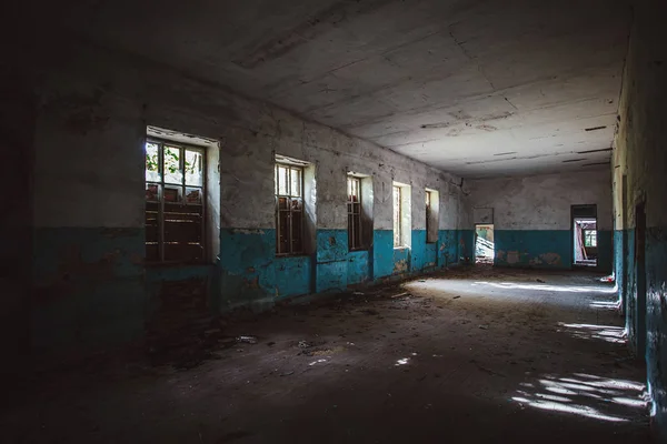 Donkere smerige gang van oud verlaten gebouw — Stockfoto