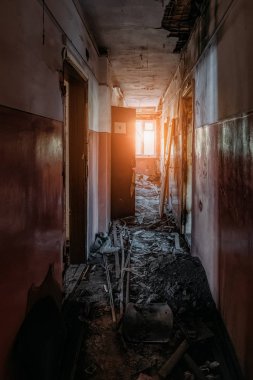 Terk edilmiş eski binanın karanlık kirli koridoru.