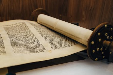 İbranice dini el yazısı Tevrat parşömen parşömen