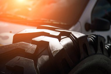 Temiz yeni modern traktör veya hasat lastiği. sur'un yakın görünümü