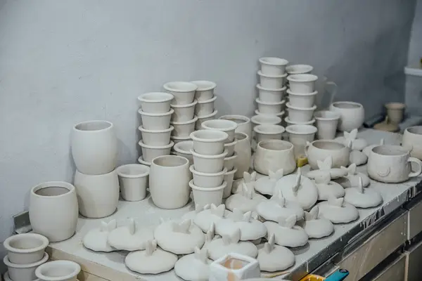 陶器车间。成型后干燥未烘焙的陶器 — 图库照片