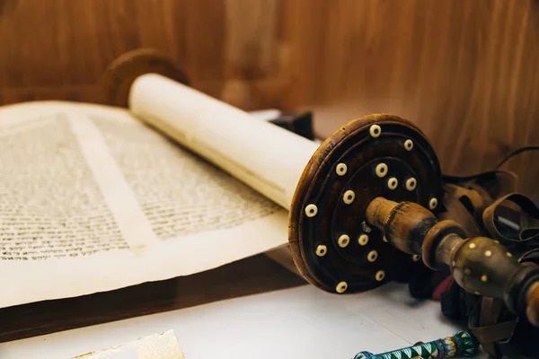 Hebreiska religiösa handskrivna Torah pergament Scroll — Stockfoto