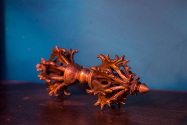 Ahşap masa üzerinde Tibet Budist Dorje vajra tören öğesi 