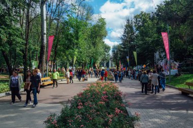 Voronej, Rusya - 08 Eylül 2017: İnsanlar eşit yürüyor