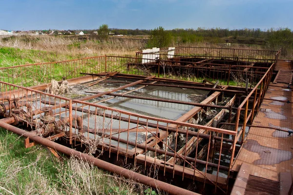 旧废弃的小型污水处理厂 — 图库照片
