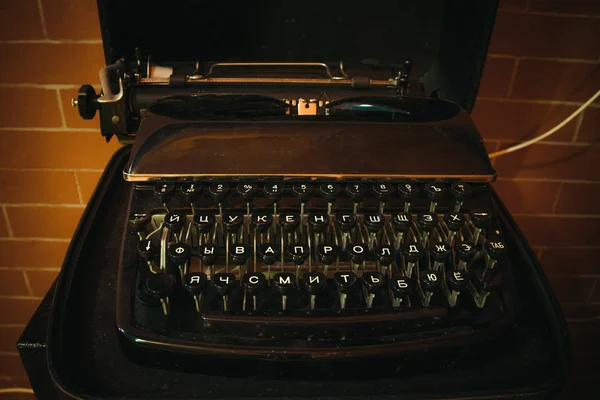 Velha máquina de escrever vintage com chaves russas — Fotografia de Stock