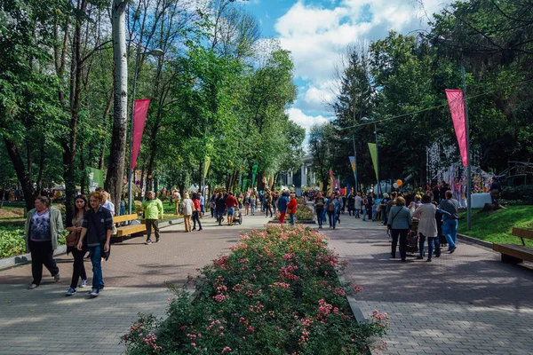 Voronezh, Venäjä - syyskuu 08, 2017: Ihmiset kävelevät par — kuvapankkivalokuva