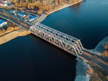 Voronej nehri üzerindeki demiryolu köprüsünün havadan görünümü
