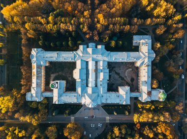 Yükseklikten sonbahar akşamı üniversite binasının üst görünümü