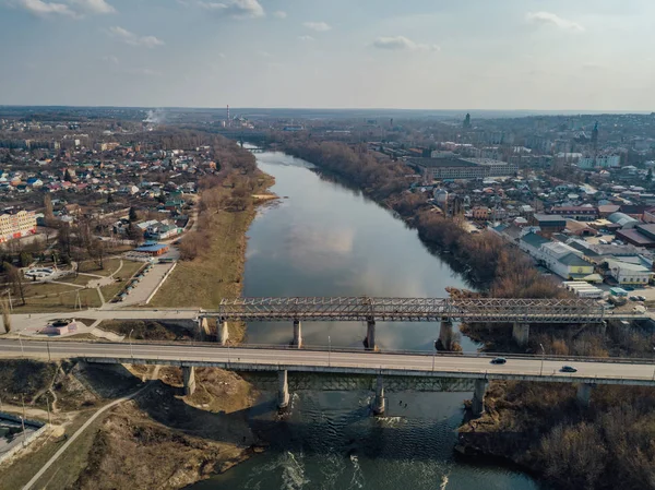 Aerial Drone vy över bron över Bistraya Sosna River i Yelets — Stockfoto