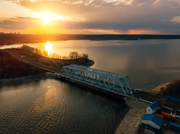 Solnedgång över järnvägsbron över Voronezh vattenreservoar — Stockfoto