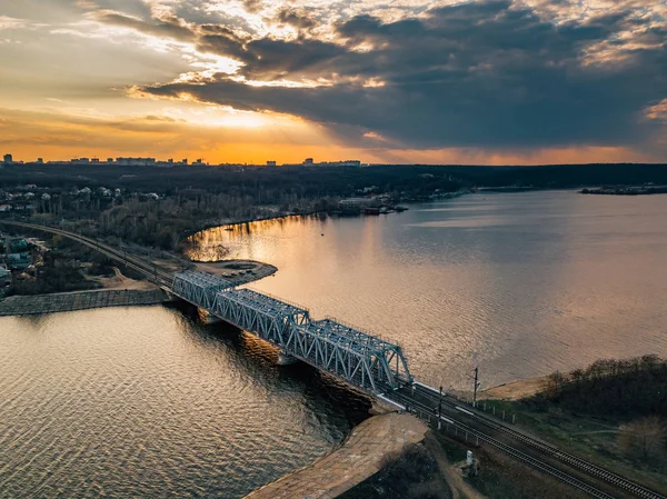 Západ slunce nad železničním mostem přes Voronezh vodní nádrž — Stock fotografie