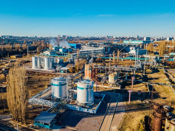 Промышленный район химического завода. Вид с воздуха. Большие чаны — стоковое фото