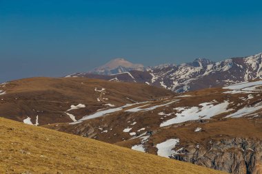 Dağ manzarası. Kafkasya dağ sırtı, karla kaplı, Ark.
