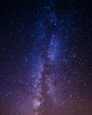 Yıldızların arka planına sahip Samanyolu Galaksisi