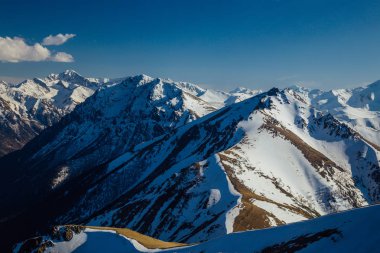 Dağlar manzaralı. Kafkas dağ sırtı ve kar örtüleri, Ar