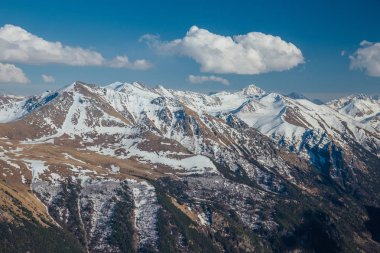 Dağlar manzaralı. Kafkas dağ sırtı ve kar örtüleri, Ar