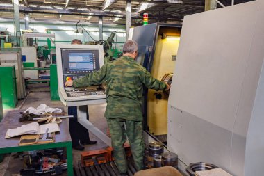 Taret başlıklı Cnc torna makinesi aracı üzerinde çalışıyorum