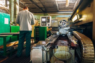 Cnc kesme makinesi aracı üzerinde çalışıyor