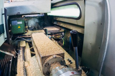 Metal talaşı ile çalışan kesme makinesi, kapat.