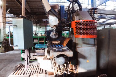Metal fabrikasında torna tezgahında çalışıyorum. 