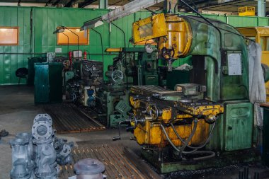 Fabrika işlerinde endüstriyel dönüş ve sondaj makinesi araçları